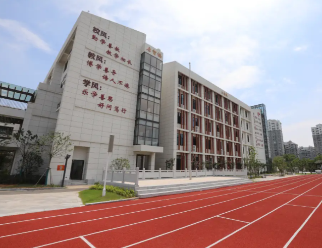路灯信号灯与地下管网同步配齐为校区师生出行系牢安全带 路灯信号灯与地下管网同步配齐为校区师生出行系牢安全带